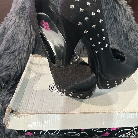 Shoes are black with studs are worn but are still in good condition - Picture 2 of 2